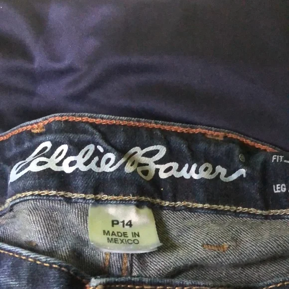 Eddie Bauer slightly curvy boot cut jeans. In good condition - Picture 2 of 5